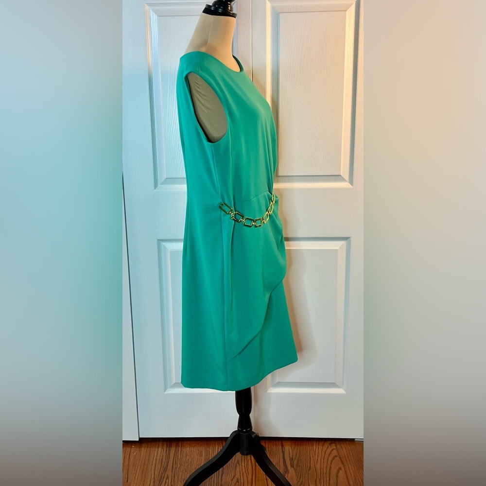 dressbarn sleeveless Green Dress with Gold Chain - Picture 3 of 16